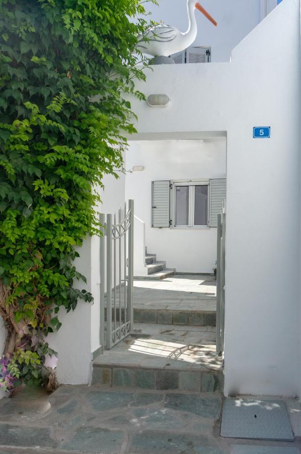 Pelican Paros Bagian luar foto